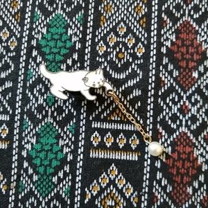 📍2/20$ Cat With Pearl Tassel Enamel Pin NWOT
